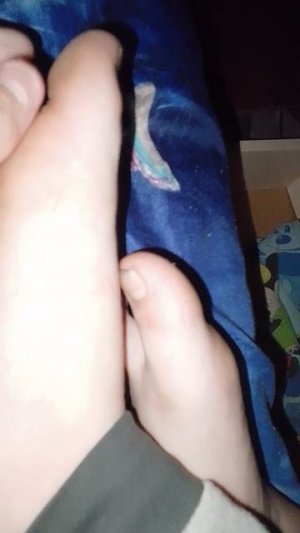 щекотка ног друга