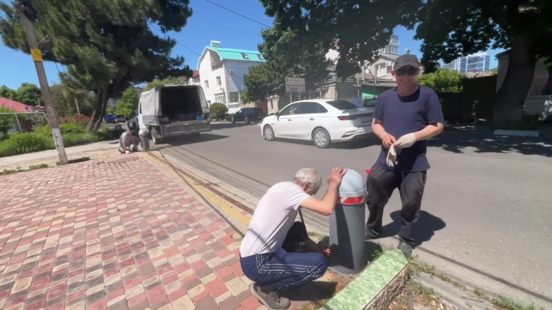 Битва за парковку: в городе начался масштабный снос самовольных ограждений