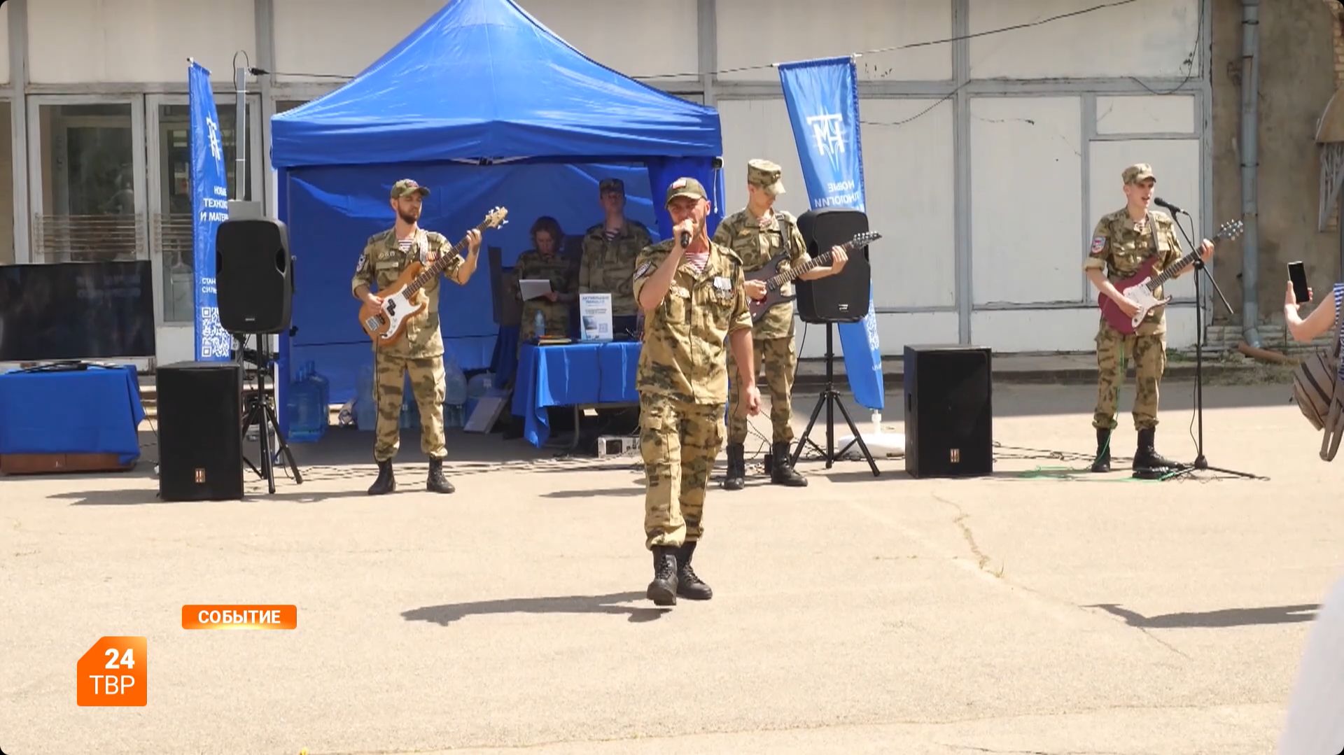 В знак взаимной поддержки