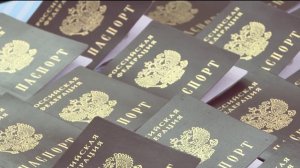 Губернатор вручил паспорта 26 школьникам Тюменской области