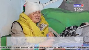 В библиотеке поселка Красноярка женщины каждый день плетут маскировочные сети для нужд фронта