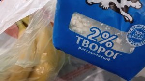 Селедка для салата. Курьер принёс продукты.