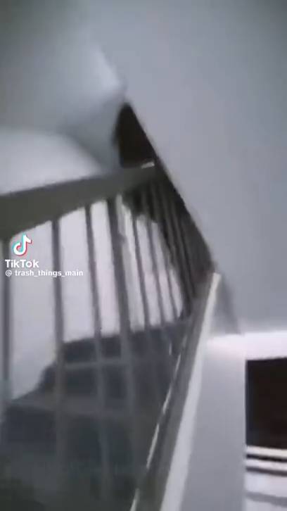 монстр на лестнице смотреть онлайн