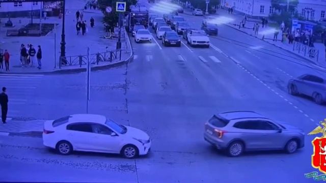 Момент смертельного ДТП в центре Екатеринбурга. После столкновения с автомобилем Lifan Myway автобу смотреть онлайн