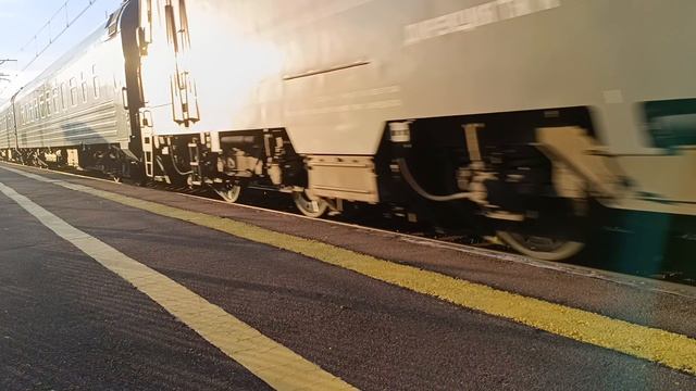 ЭП20 с поездом Санкт Петербург Севастополь