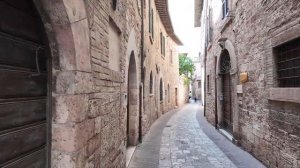 Ассизи средневековая Италия старинные улицы панорамные виды и богатое наследие ✨🏰