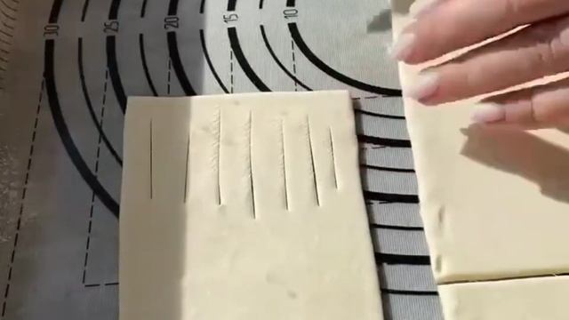 1000013506.mp4 СЛОЙКИ С СЫРОМ И СОСИСКАМИ