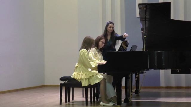 Валерий Гаврилин «Подражание старинному», исполняет семейный дуэт СОФЬЯ и МАРИНА ПЕТРОВЫ