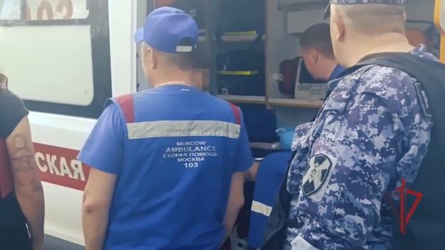 В Москве сотрудники росгвардии помогли раненому человеку, который получил травму.