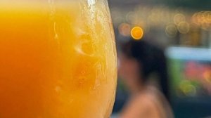 Почему не стоит пить апельсиновый сок на пляже? Комментарий врача-дерматовенеролога