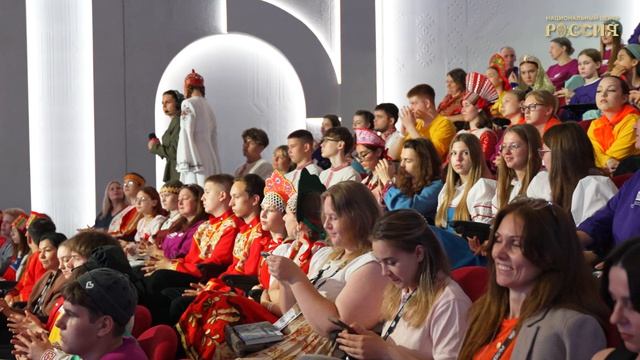 Роль молодежи в укреплении единства России: дискуссия в НЦ «Россия» смотреть онлайн