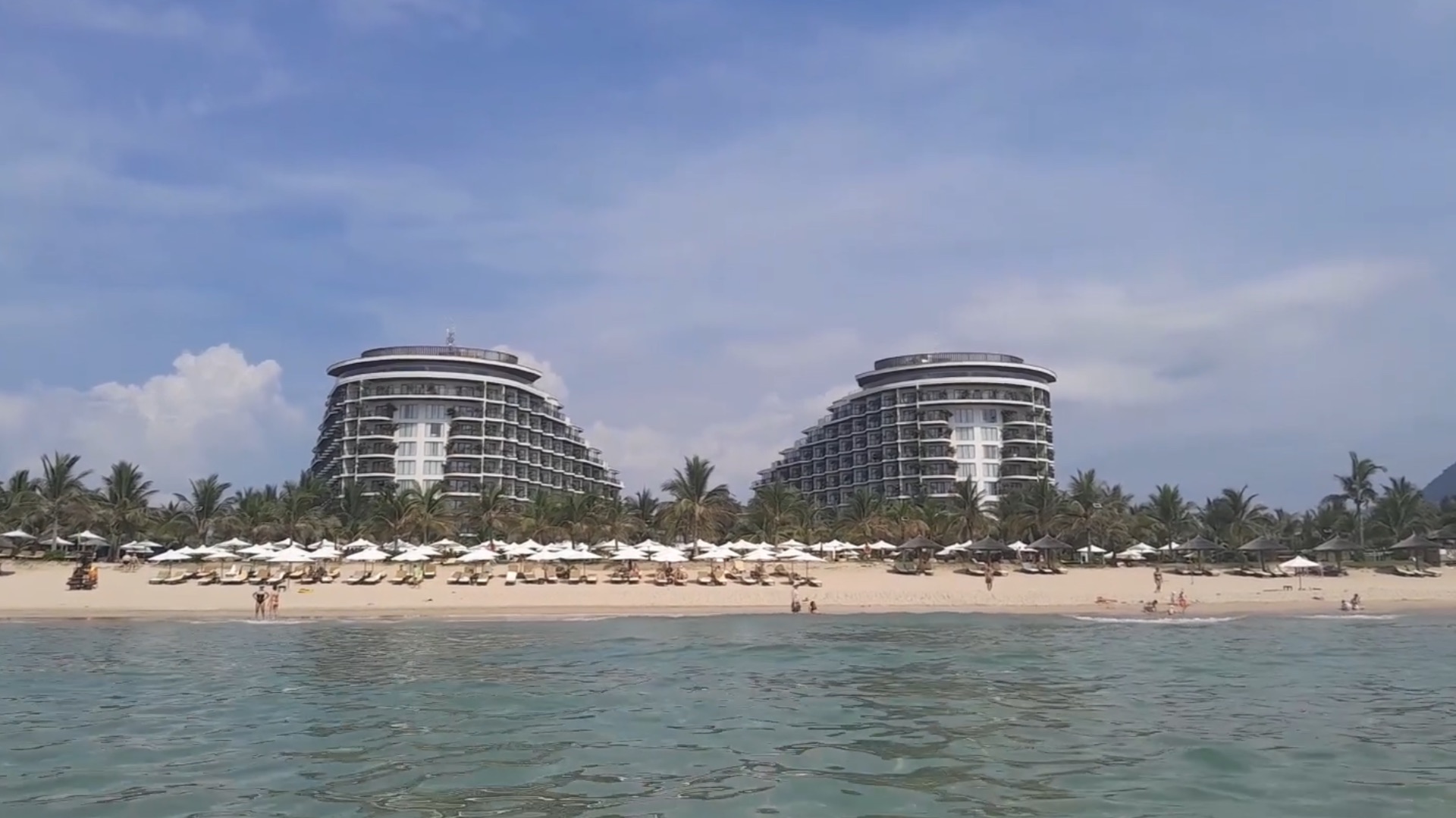 Пляж отеля Amiana Resort Cam Ranh 5. Отель расположен недалеко от аэропорта Камрань. смотреть онлайн