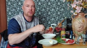 Мукбанг. Окрошка, варёные сардельки и варёные яйца. Еда на камеру.