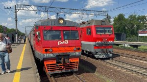 «Гонки» электропоезд ЭТ2М-056 и электровоз «Синара» 2ЭС6-1625 с грузовым поездом на ст.Ижоры, июнь