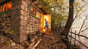 Одна в каменном домике на берегу реки | Волны, ветер, дождь