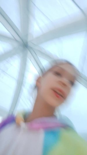 Плаваю на лодочке в бассейне