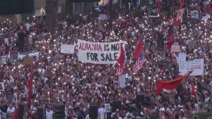 Албанию захлестнула волна протестов, которую уже прозвали «революцией фламинго».