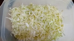 Салат с белокачанной капустой и крабовыми палочками .