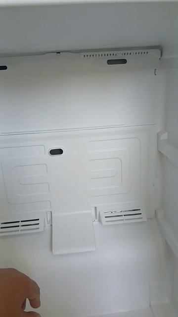 Как снять панель внутри морозильной камеры холодильника Indesit. смотреть онлайн
