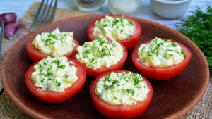 Помидоры, фаршированные яйцами