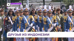Учебное судно из Индонезии встречали во Владивостоке хлебом, солью и оркестром