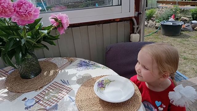 ПЕРВЫЙ УРОЖАЙ🍓 ЗАВТРАК НА ТЕРРАСЕ. . смотреть онлайн