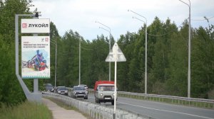 В Урае обновляют дорожные барьеры