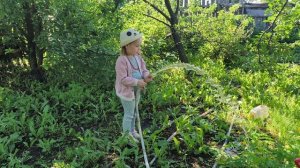 Юля дачница поливается