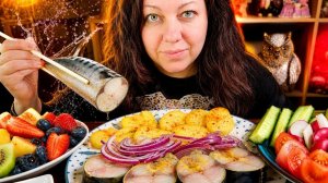 Мукбанг Опять скумбрия с картошкой, ягоды и овощи)