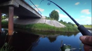 Рыбалка на поплавок под мостом перешла в мощную схватку с огромной трофейной щукой.