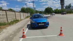 Параллельная парковка по конусам с Анной. Вот почему нельзя глубоко заезжать на прямых колесах