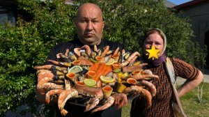 Большой поднос с морепродуктами в Помпейской печи. Тигровые креветки, копчёная рыба и мидии