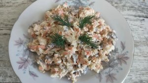 Салат - закуска  с шампиньонами, луком, морковью и яйцами. Сытный салат и очень вкусная закуска.