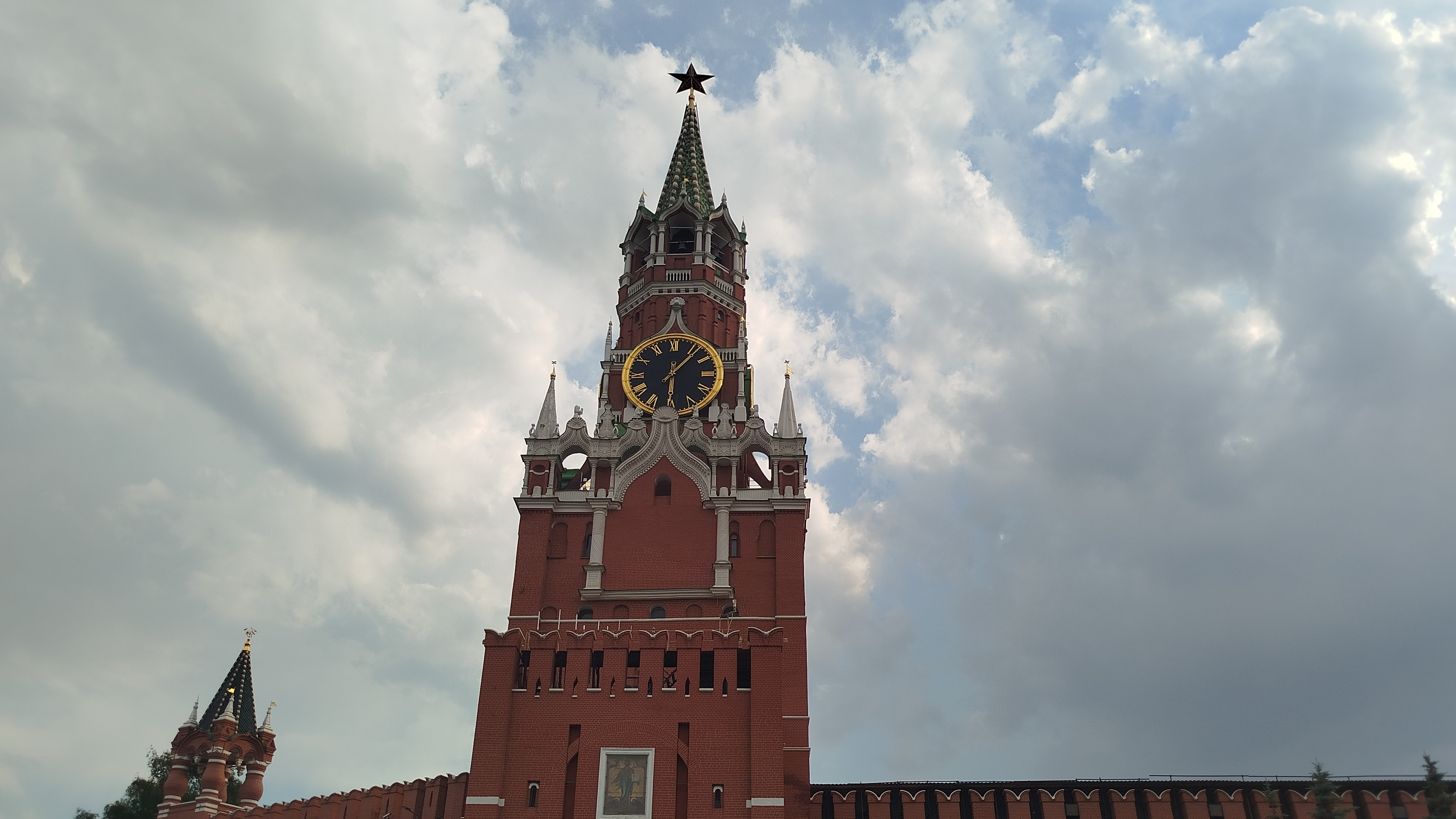 Куранты на Спасской башне исполняют гимн России смотреть онлайн