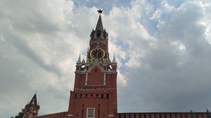Куранты на Спасской башне исполняют гимн России