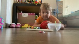 Ева распаковывает гигантский чупа-чупс