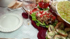 стол накрыт