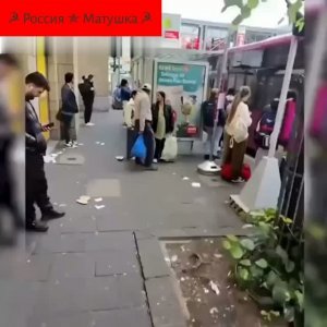🔴Германия.🔴Ирландец идёт по улицам Дюссельдорфа и потрясён его упадком.🔴