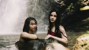 Сбор урожая на природе: сбор диких ягод в лесу и купание в прохладной воде.