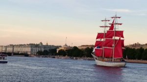 На Неве в Петербурге ходит корабль с алыми парусами!