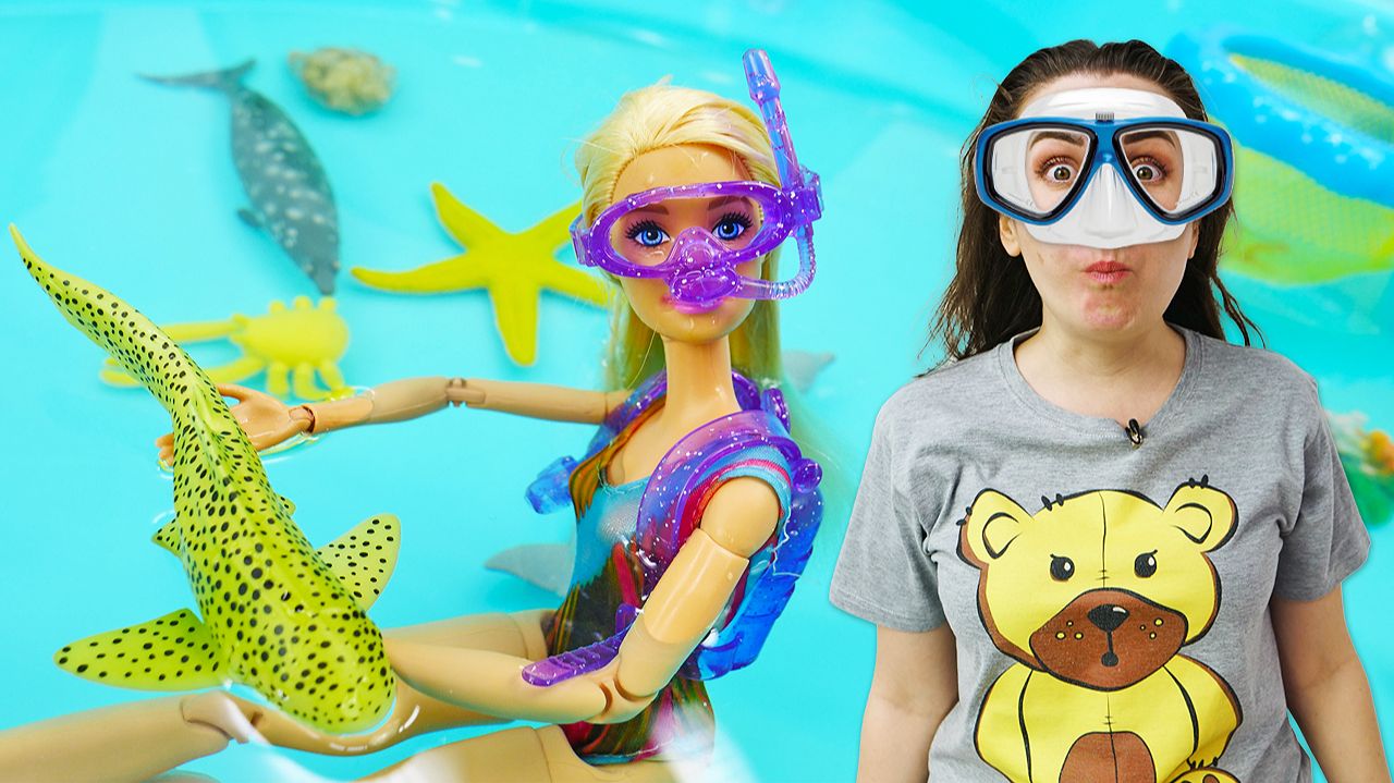 Кукла Барби плавает в бассейне, но все пошло немного не по плану 🏊 | Видео для детей