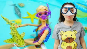 Кукла Барби плавает в бассейне, но все пошло немного не по плану 🏊 | Видео для детей