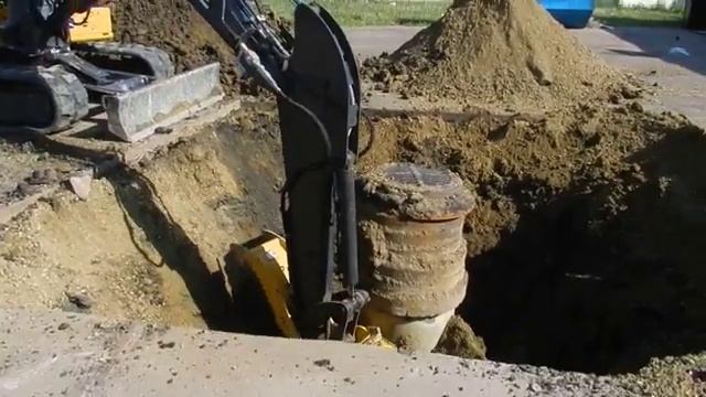 Гусеничный экскаватор John Deere 50G в работе смотреть онлайн