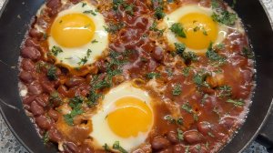 Просто объедение! Завтрак в сковородке. Яйца с фасолью в томатном соусе😋