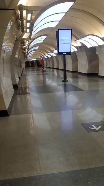 Станция метро Бутырская, Москва - интерьер, пассажиры, поезда Фрагмент 29