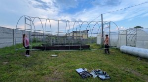 Ставим новую теплицу. Чудом избежали беды. Строим дом в деревне своими руками.