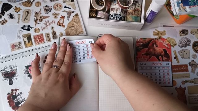 Оформляю ежедневник за апрель. Клею наклейки
