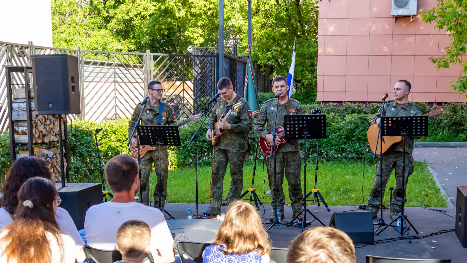 Семьи бойцов СВО посетили в Едином центре поддержки концерт агитбригады гвардейского полка 1430