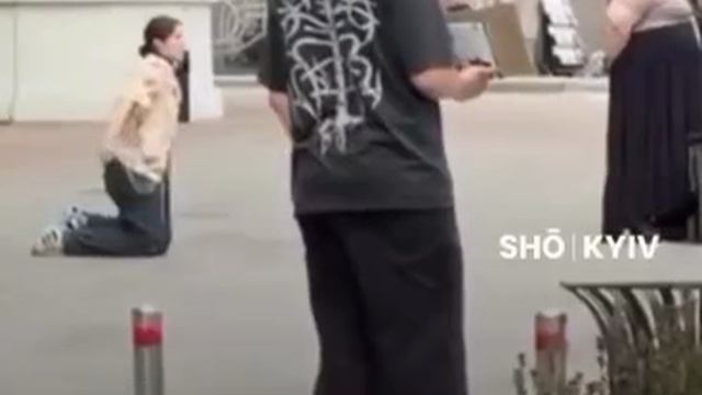И это киев разъезжают с флагами упа оскорбляя прохожих,нормально ? смотреть онлайн