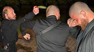 ЛЕВ ПРОТИВ - ЗАЛИЛ ПEPЦOВКОЙ ЛЬВА